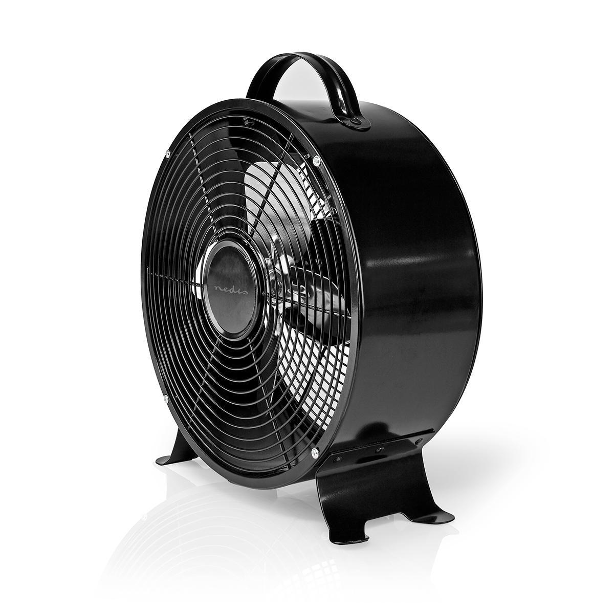 Un ventilatore elettrico nero con manico su una superficie bianca. Ha un telaio circolare e una griglia protettiva. Il ventilatore è lucido.