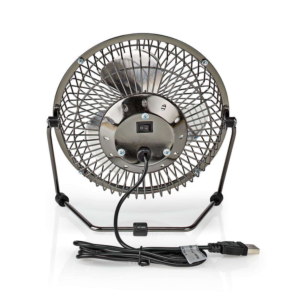 Una piccola ventola rotonda in metallo con cavo USB e interruttore su sfondo bianco.