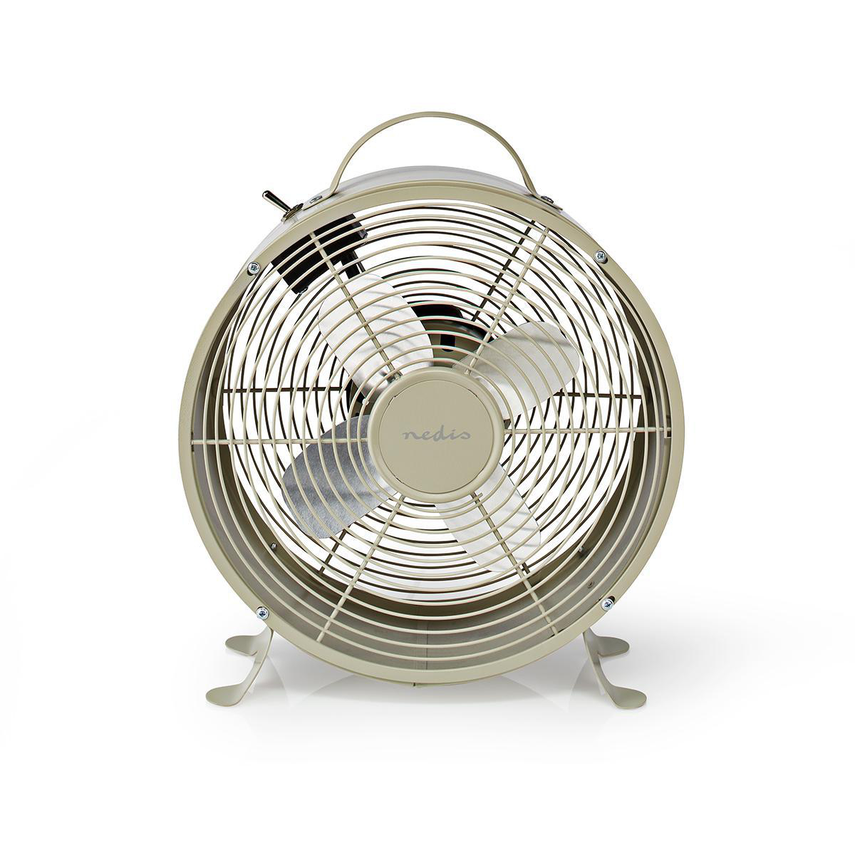 Ventilatore beige in stile retrò con pale dietro una gabbia metallica, su sfondo bianco.