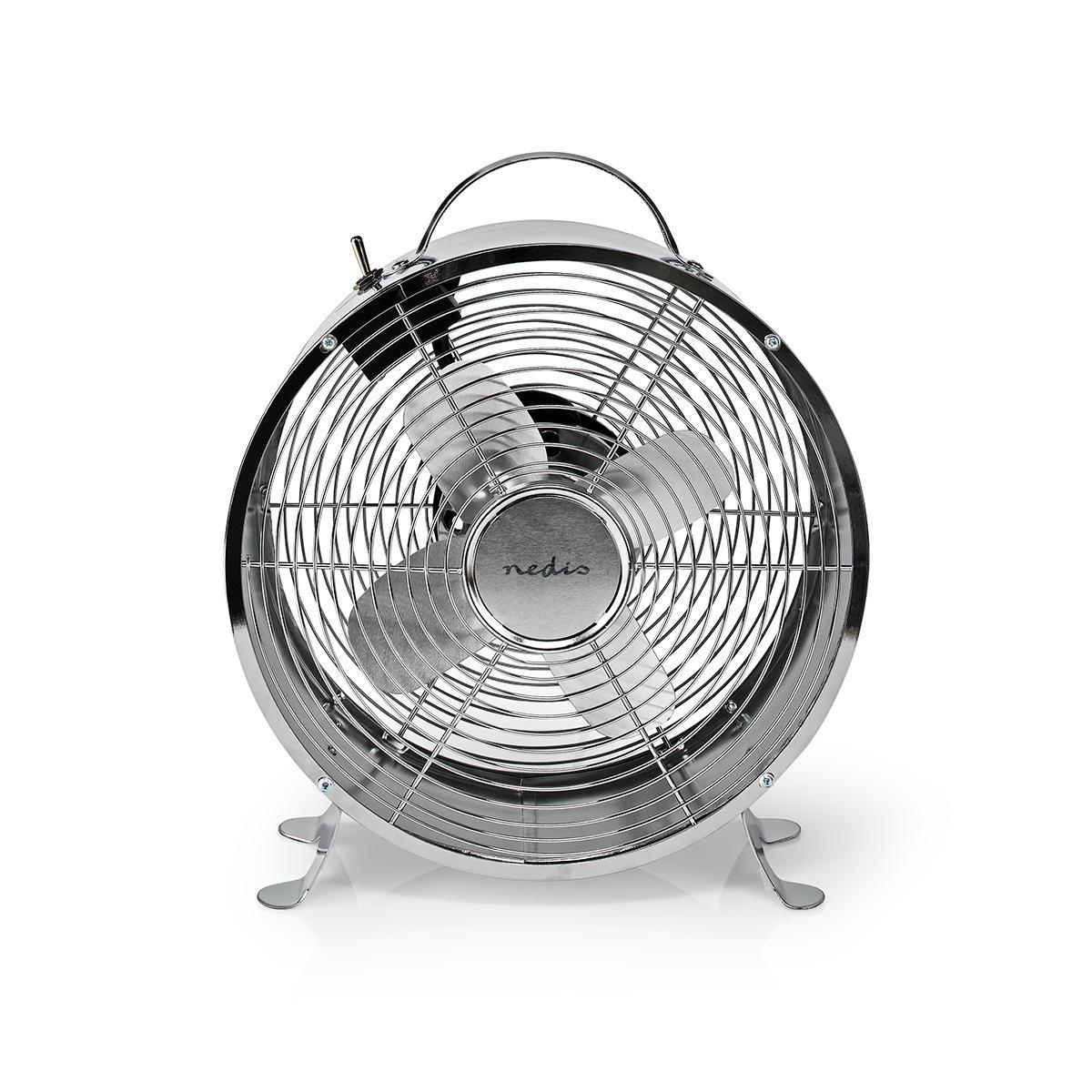 Un ventilatore da tavolo argentato con manico e tre pale.