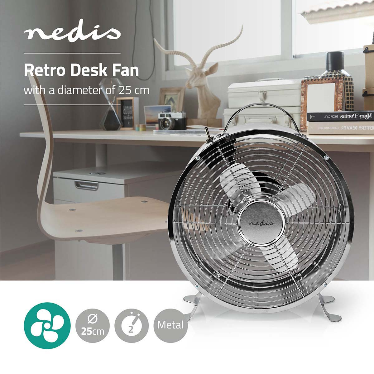 Un ventilatore da tavolo retrò Nedis cromato con 3 pale si trova su una scrivania accanto a una sedia.
