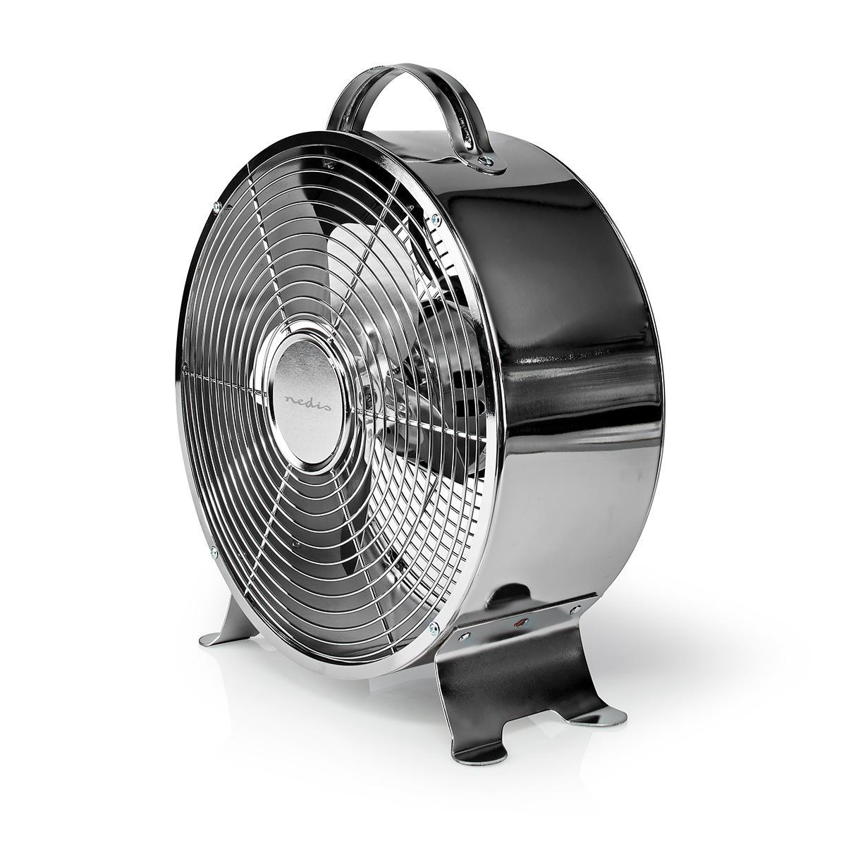 Ventilatore cromato con manico e base in metallo su sfondo bianco.