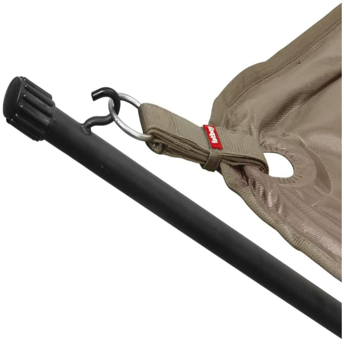 Schwarze Stange mit Haken und Stoff mit Markenetikett, vor weißem Hintergrund.