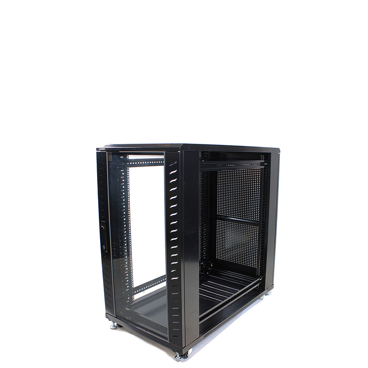 Armadio rack server nero con porta in vetro, lato aperto e ripiani interni, isolato su bianco.