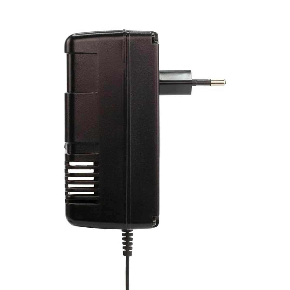 Schwarzes Ladegerät mit einem zweipoligen Stecker und einem Ladekabel. Es hat Belüftungsöffnungen an der Seite. Die Marke ist Ansmann.