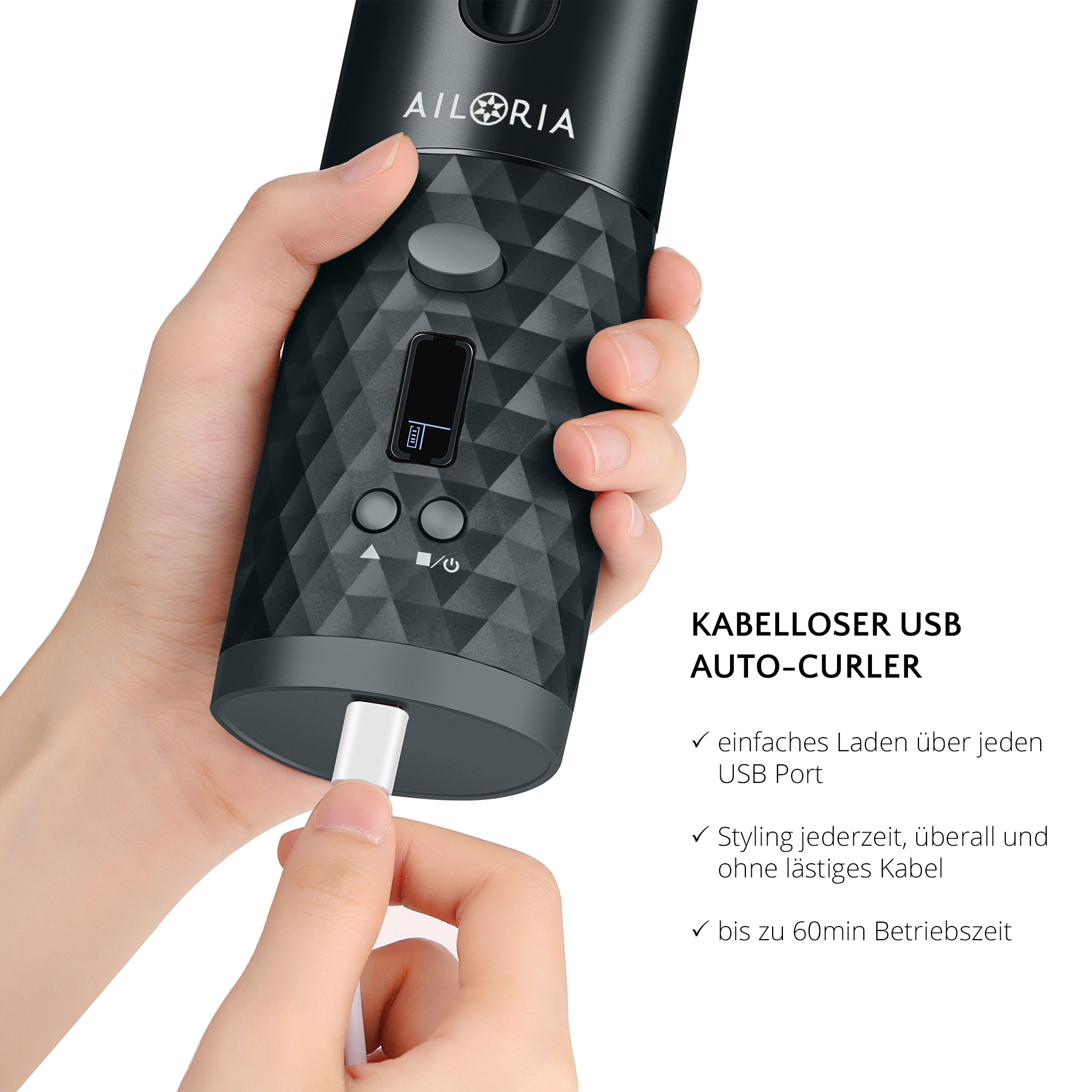 Fer à boucler automatique USB sans fil noir en charge. Une main insère le câble USB.