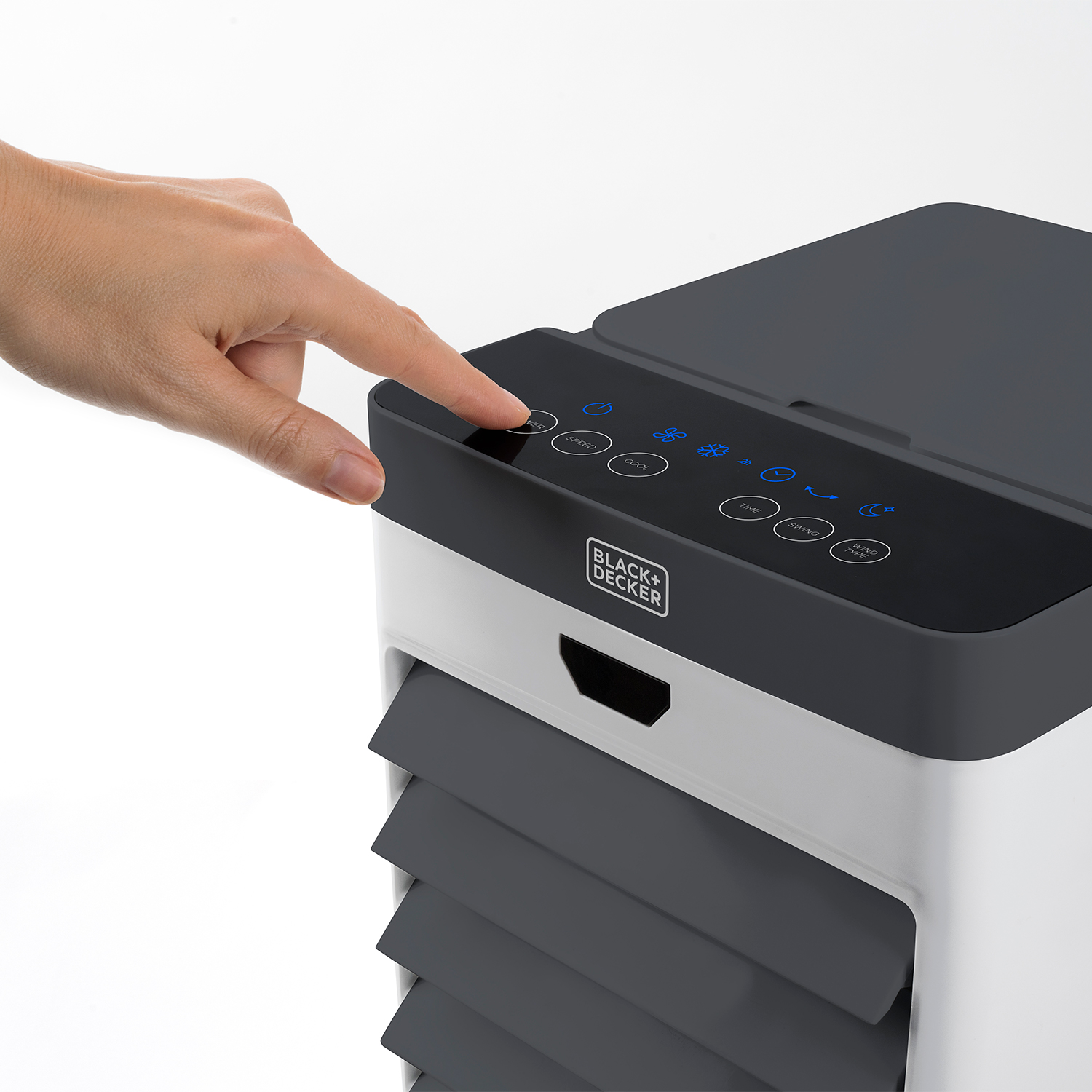 Ręka naciskająca przycisk na czarno-białej chłodziarce powietrza.