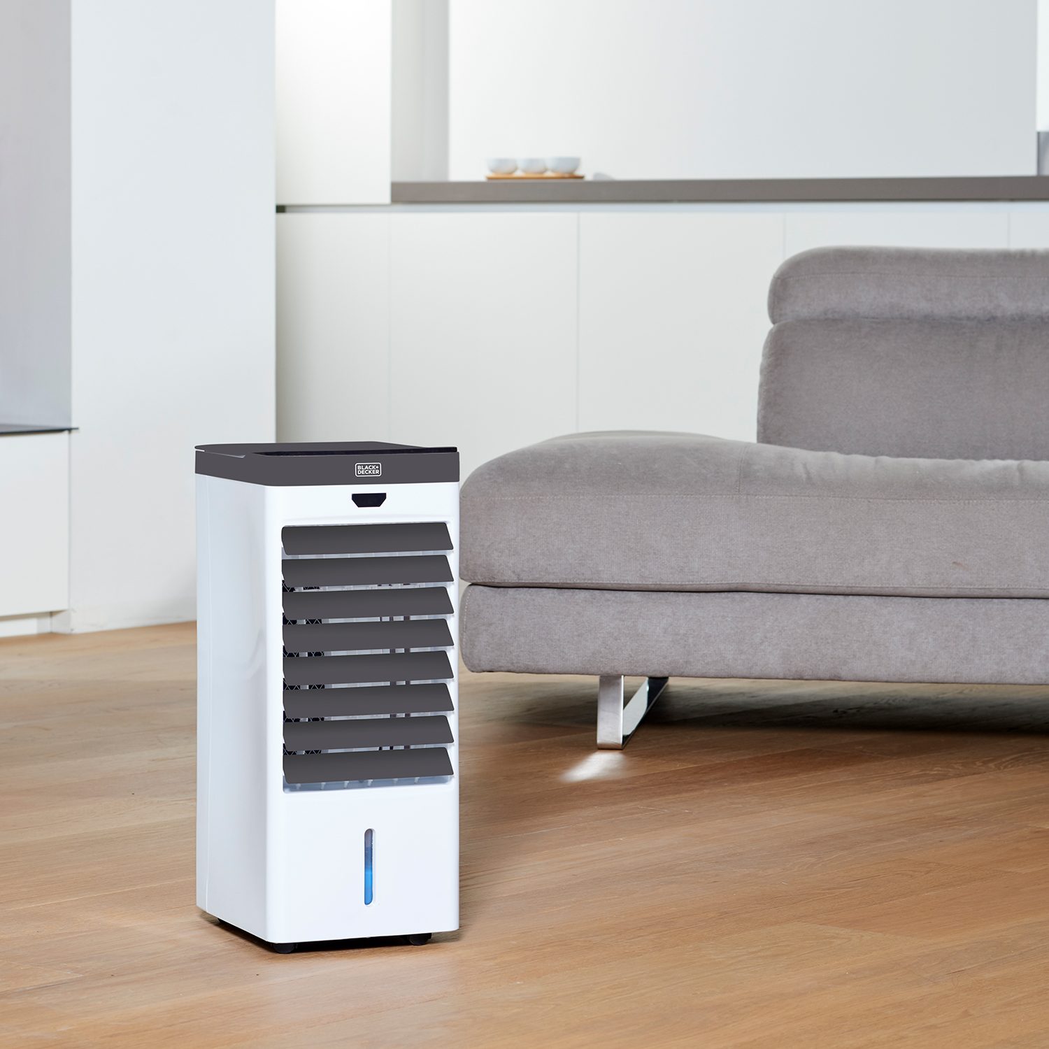 Biała pralka z czarnymi drzwiami i wyświetlaczem cyfrowym.