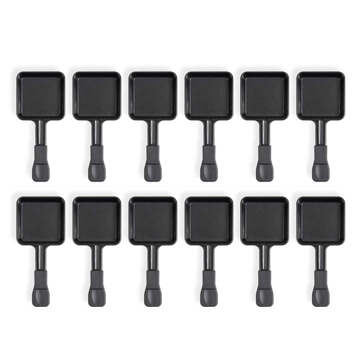 Widok z góry na zestaw dwunastu czarnych patelni do raclette. Każda ma uchwyt.