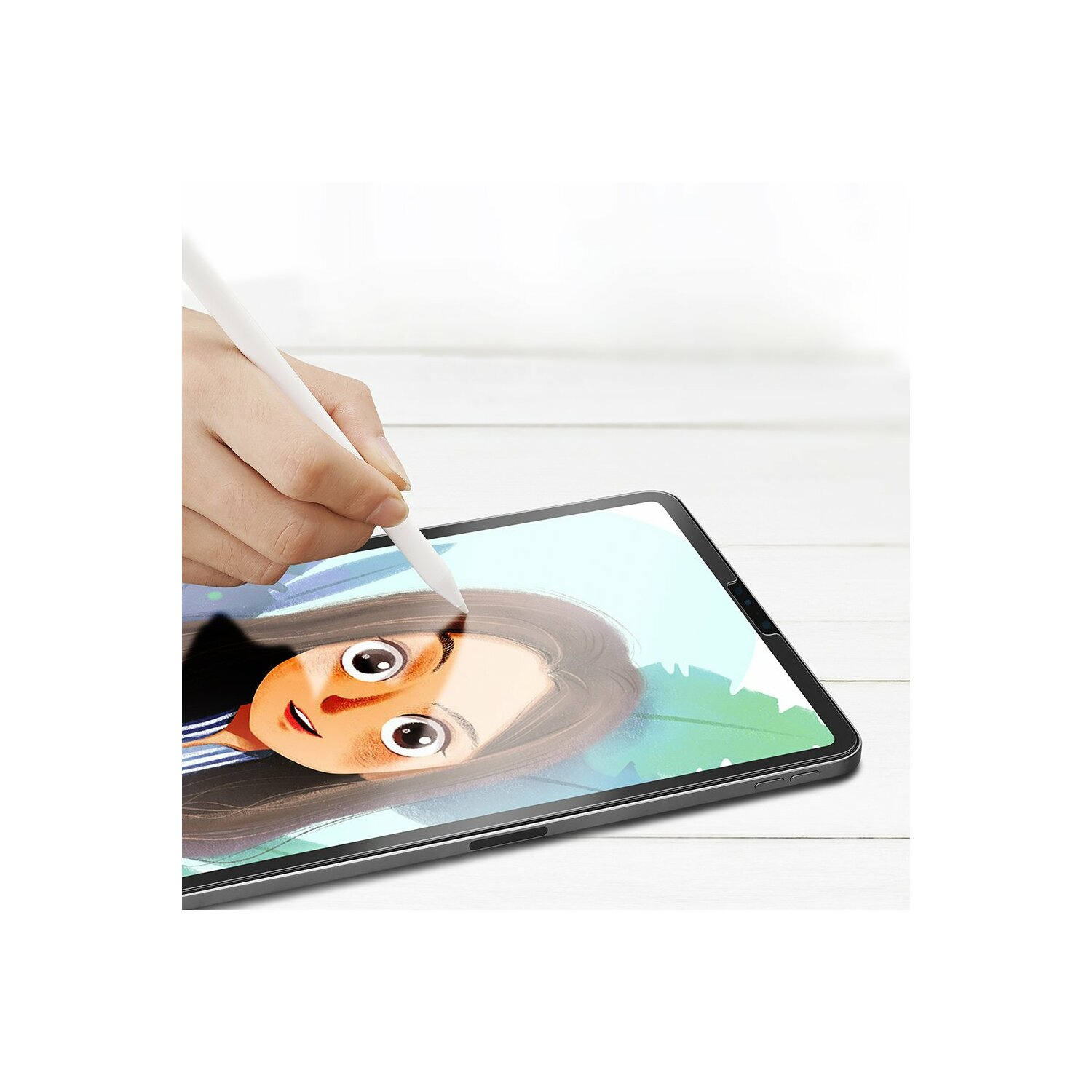 Hand mit Stift auf Tablet, das eine Zeichnung eines Mädchengesichts zeigt. Tablet-Nahaufnahme auf weißer Oberfläche.