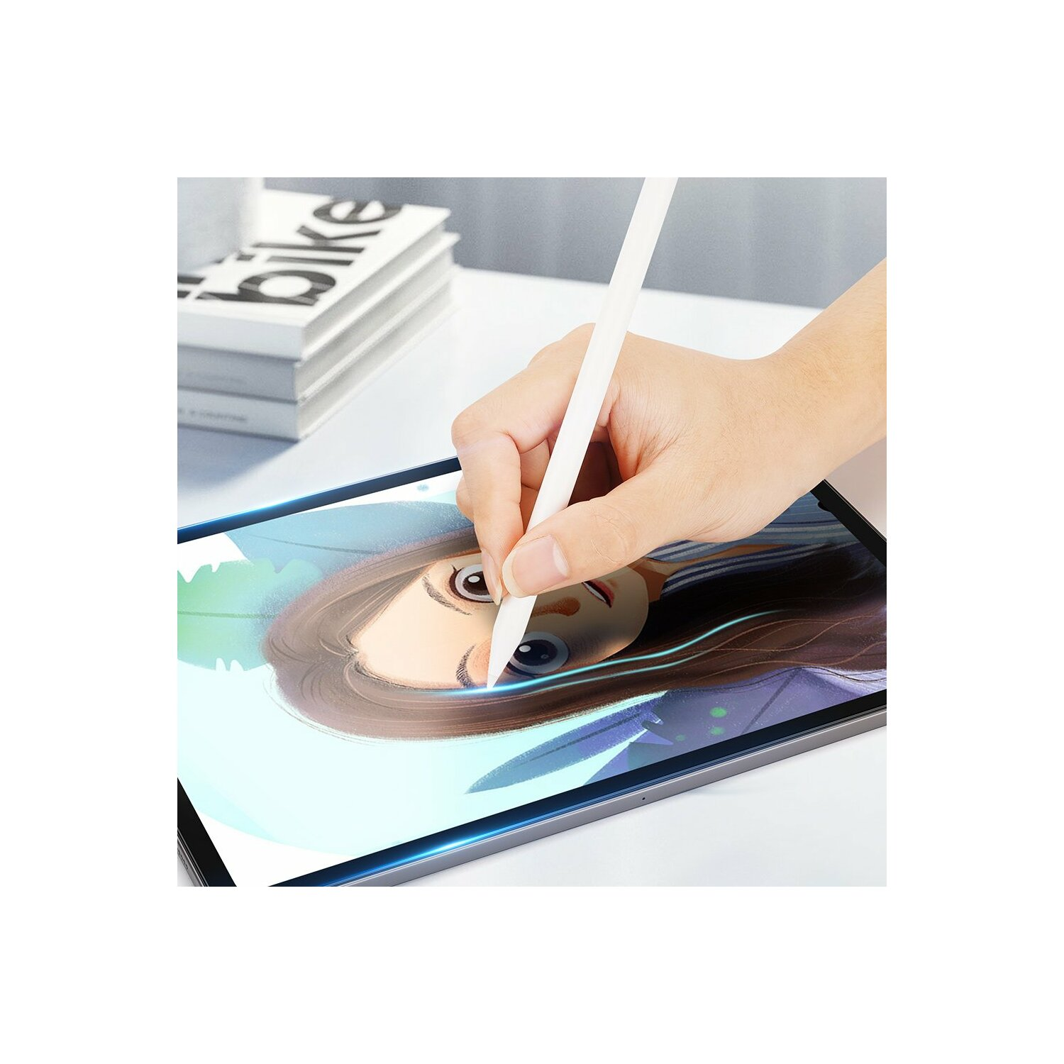 Eine Hand, die einen weißen Stift hält und auf ein Tablet zeichnet. Das Tablet zeigt ein Frauenporträt.