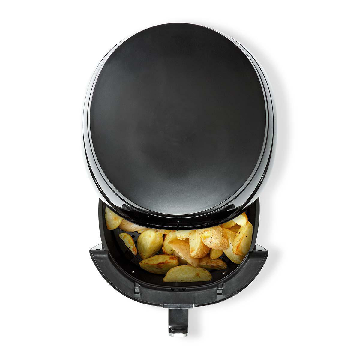 Friggitrice ad aria con patate cotte all'interno, vista dall'alto.
