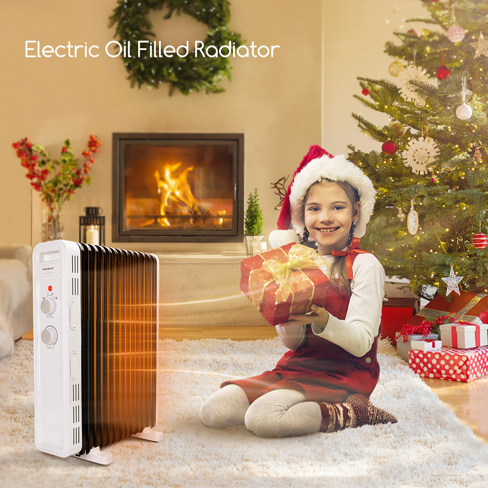 Niña sosteniendo un regalo, con árbol de Navidad y chimenea al fondo.