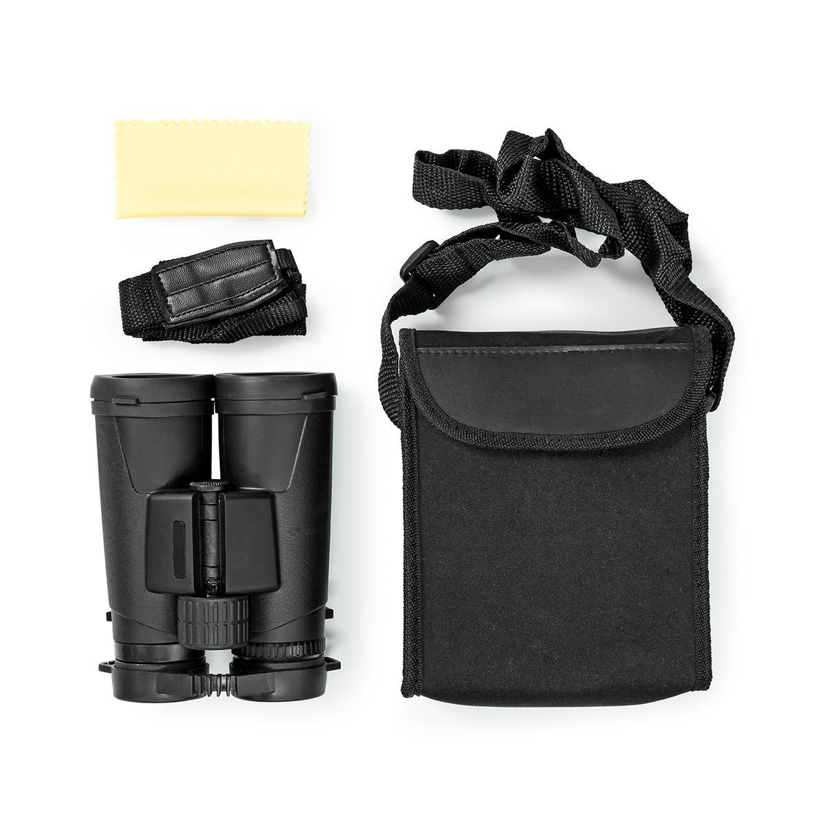 Lornetka, czarne etui, pasek i ściereczka do czyszczenia na białym tle.