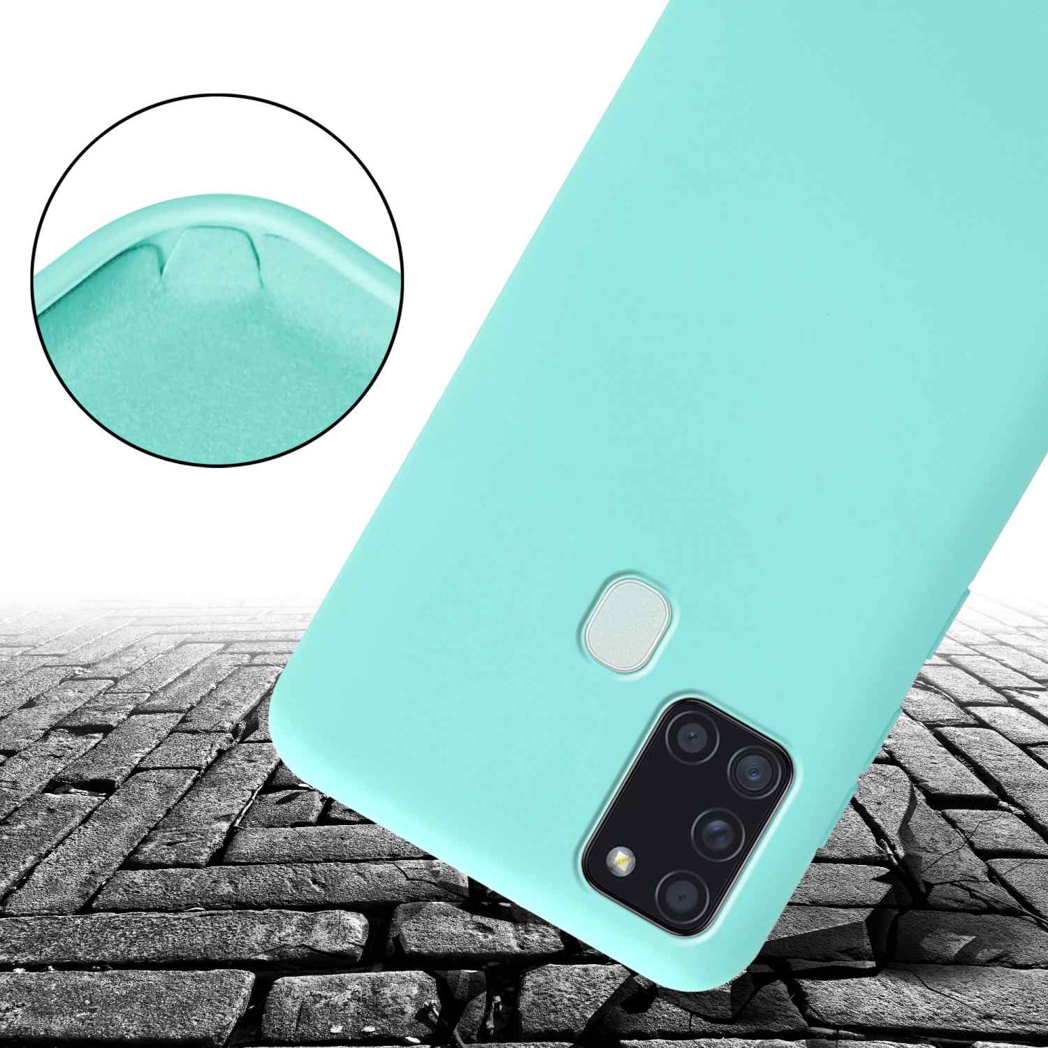 Primo piano di una custodia per telefono verde acqua su una superficie di mattoni rotti, con un rialzo per la fotocamera.