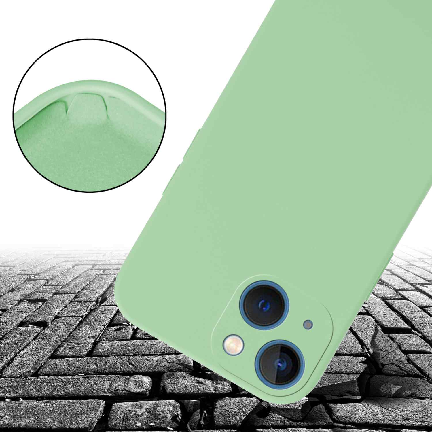 Custodia per telefono verde, dettaglio dell'angolo, su pavimentazione in mattoni. Obiettivi della fotocamera blu visibili.