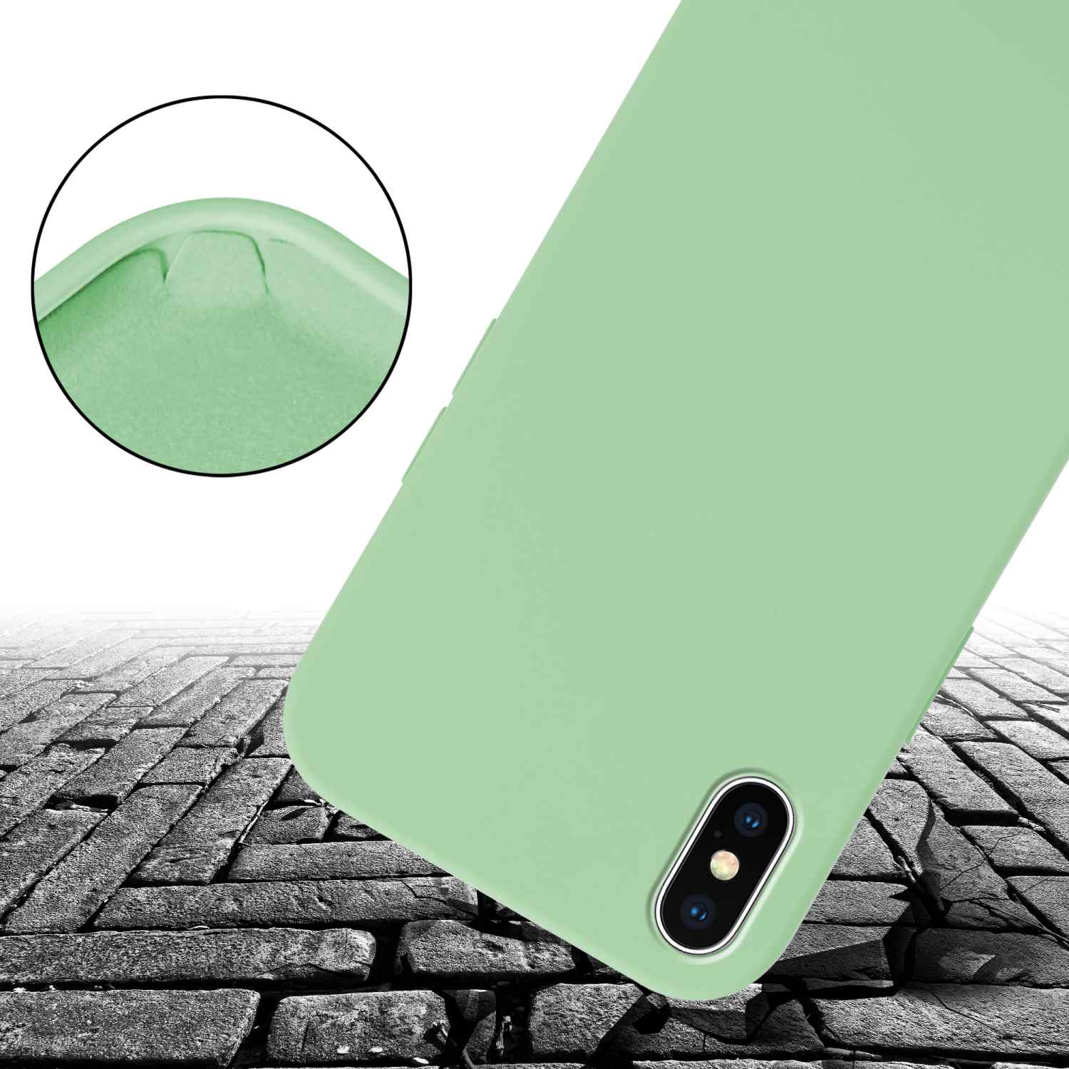Una custodia per telefono verde chiaro su una superficie di mattoni crepati. Primo piano di un angolo, con dettaglio circolare.