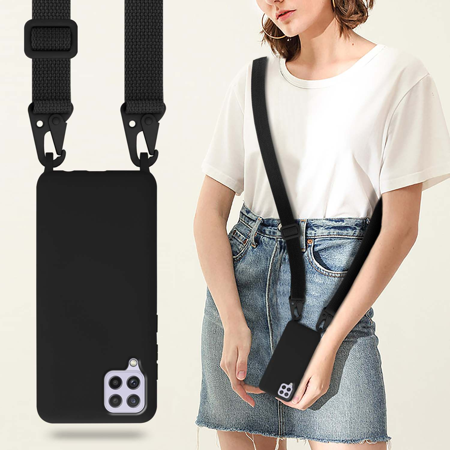 Donna con custodia nera per telefono con cinturino nero, che tiene il telefono. Sfondo bianco.