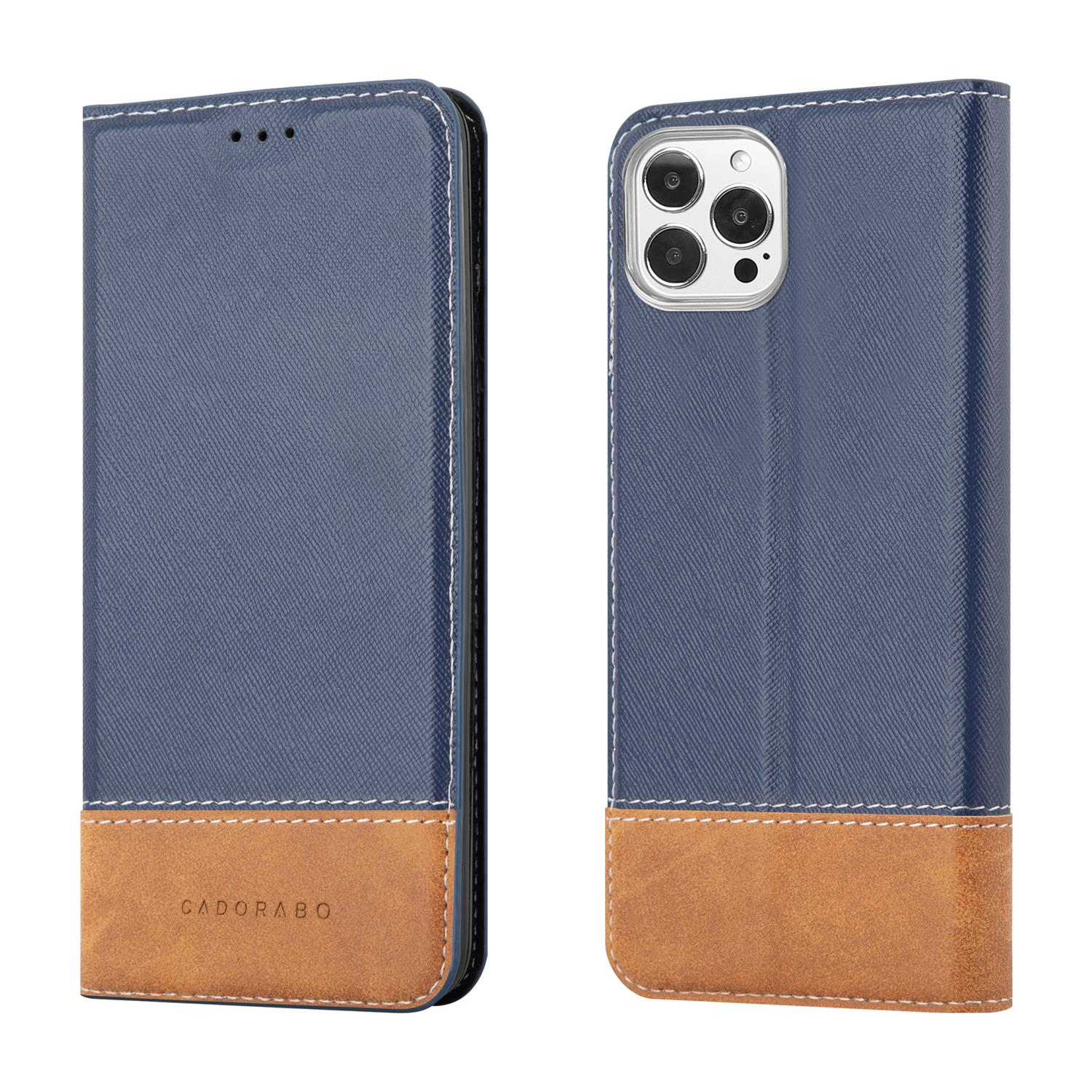 Eine blaue und braune Handyhülle, geöffnet, zeigt ein Telefon auf der rechten Seite. Die Marke ist "CADORABO".