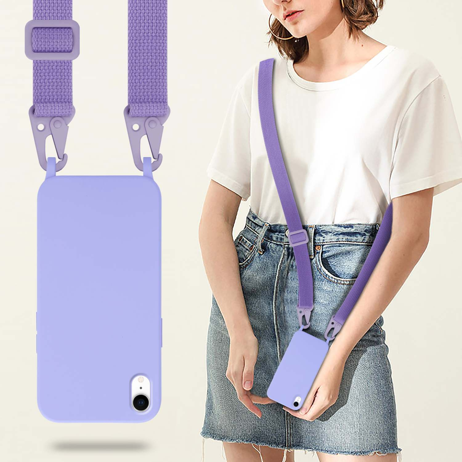Una donna con camicia bianca e gonna di jeans tiene in mano un telefono con custodia e cinturino viola.