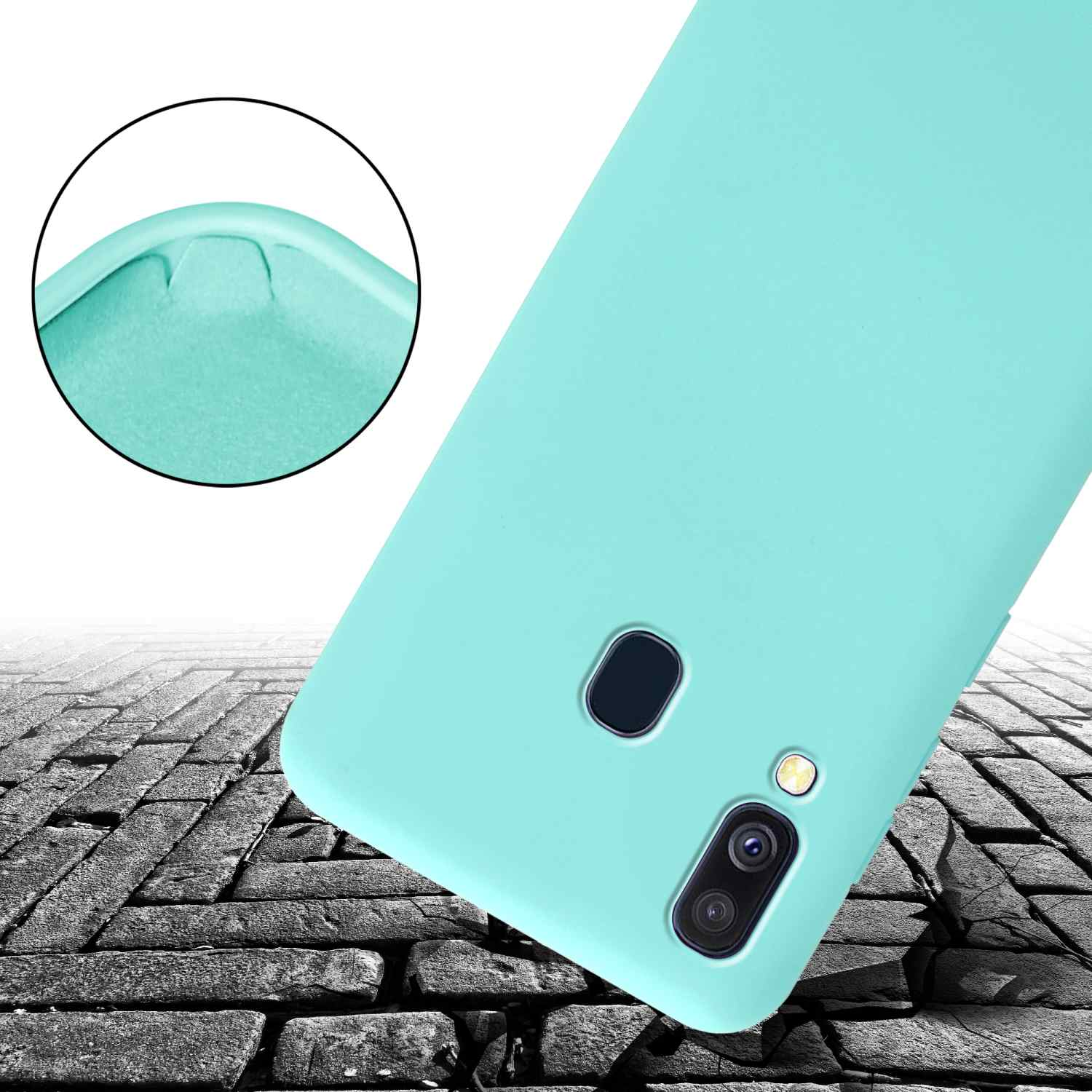 Custodia per telefono azzurra su una superficie di mattoni, con una vista ravvicinata di un angolo.