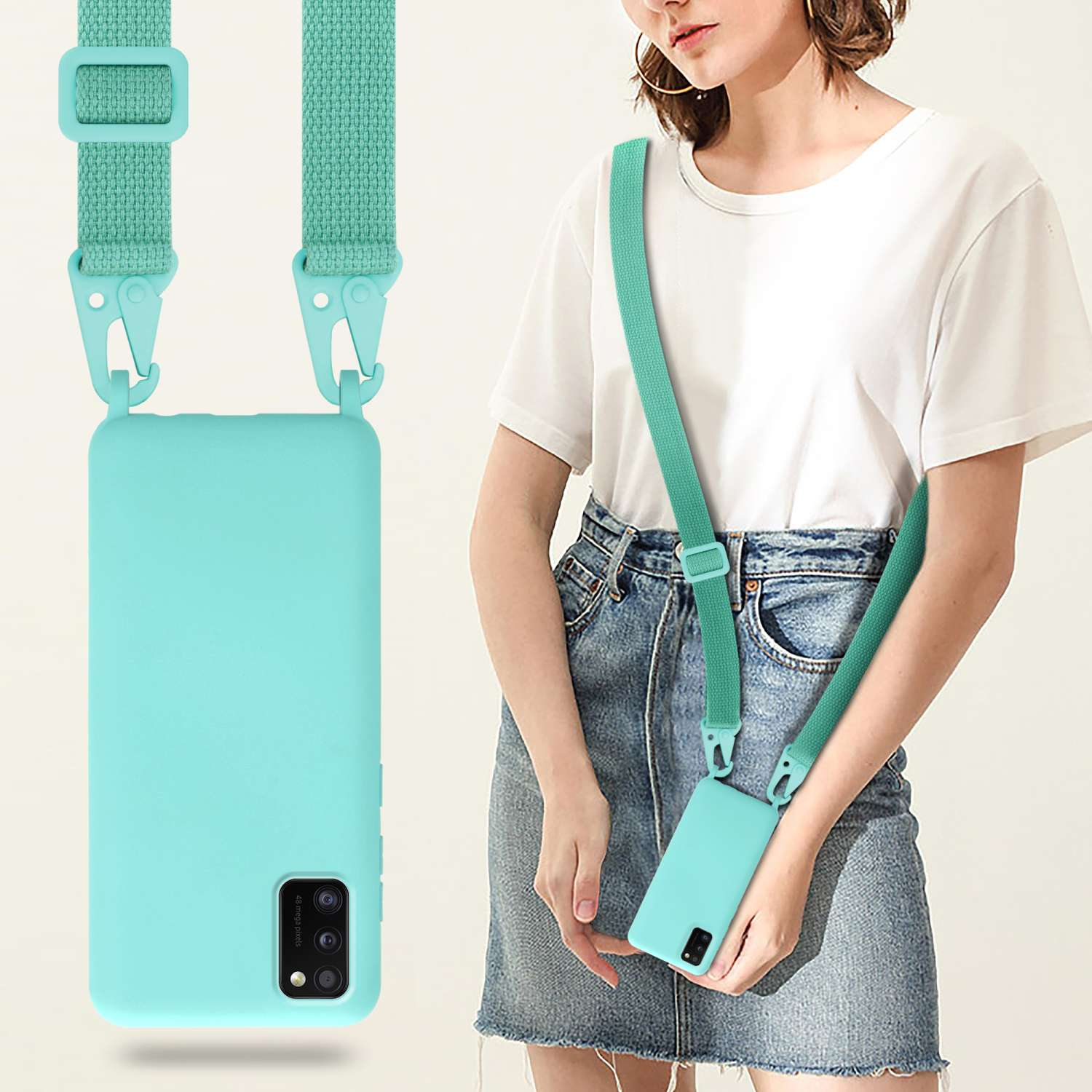 Donna con custodia turchese per telefono e cinturino abbinato. Indossa una camicia bianca e jeans.