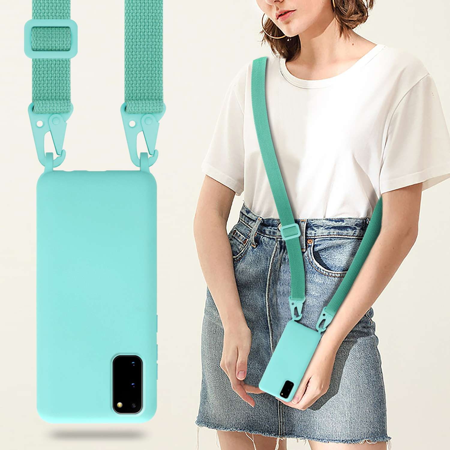 Una donna con una custodia e un cinturino per telefono azzurri, che tiene in mano un telefono.