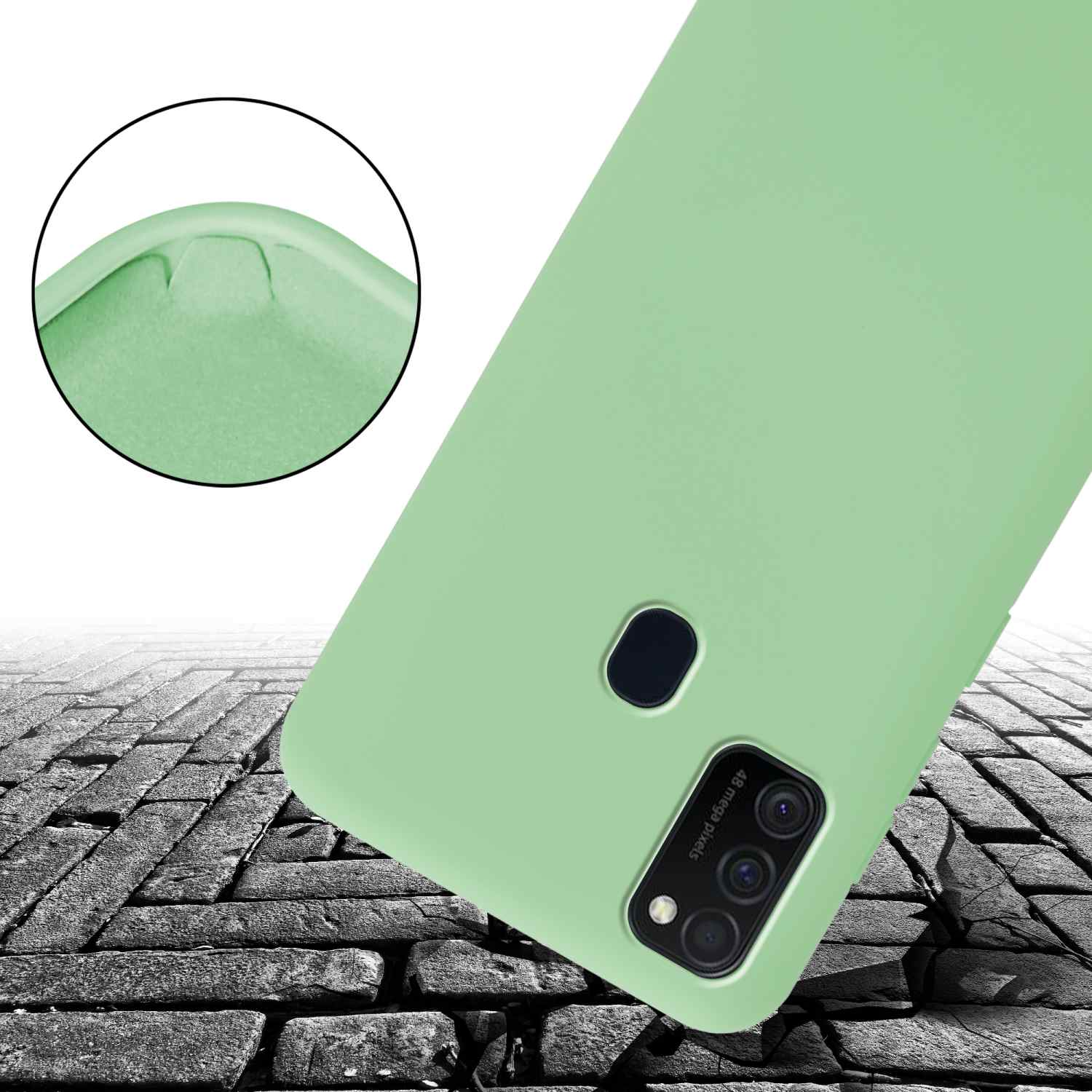 Una custodia verde per telefono con ritagli per la fotocamera poggia su una superficie a motivo di mattoni.