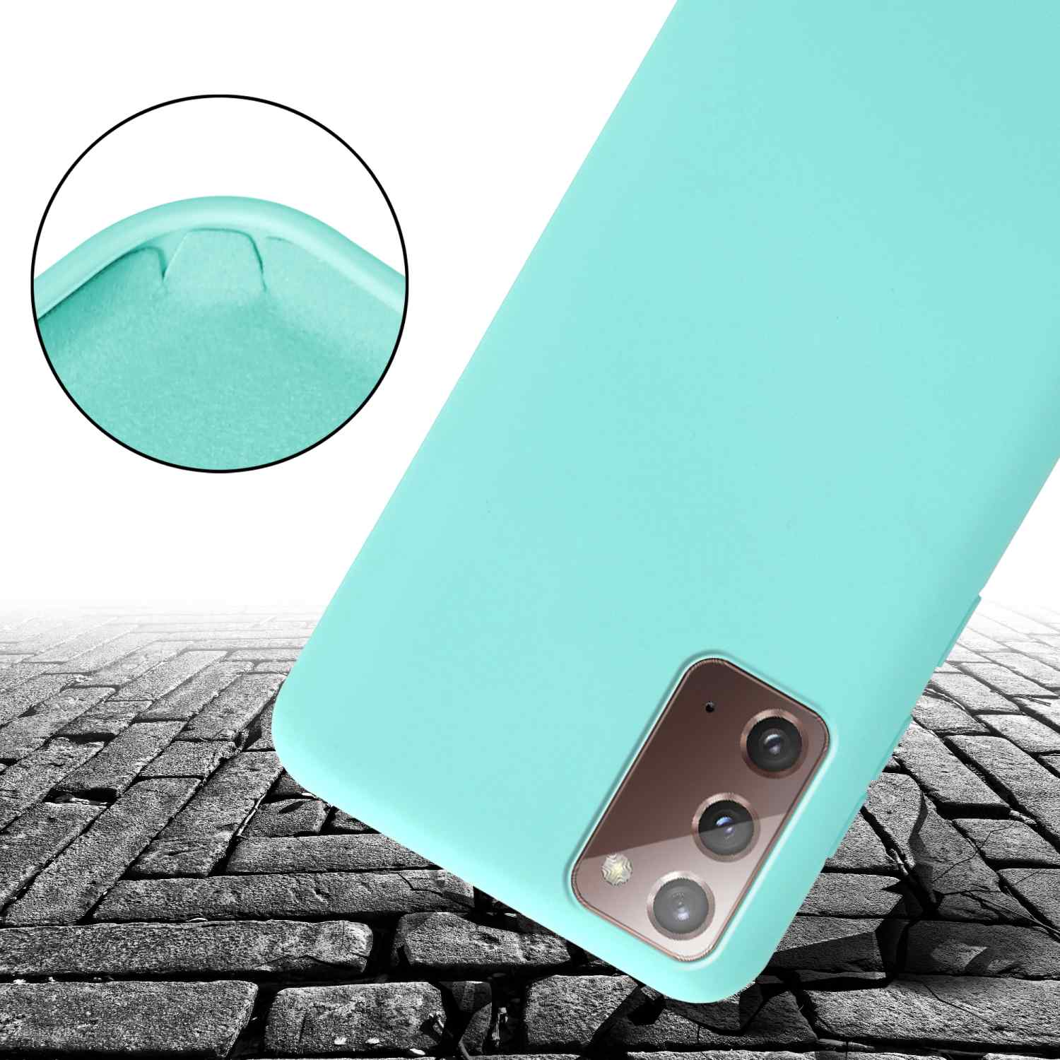 Una custodia per telefono verde acqua con una fotocamera. La custodia è su una superficie di mattoni.