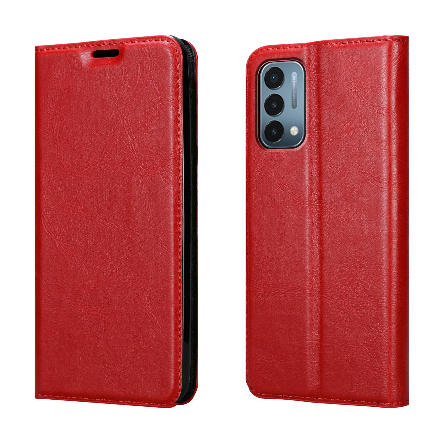Custodia per telefono in pelle rossa, aperta. Mostra telefono con tripla fotocamera. La custodia ha una chiusura.