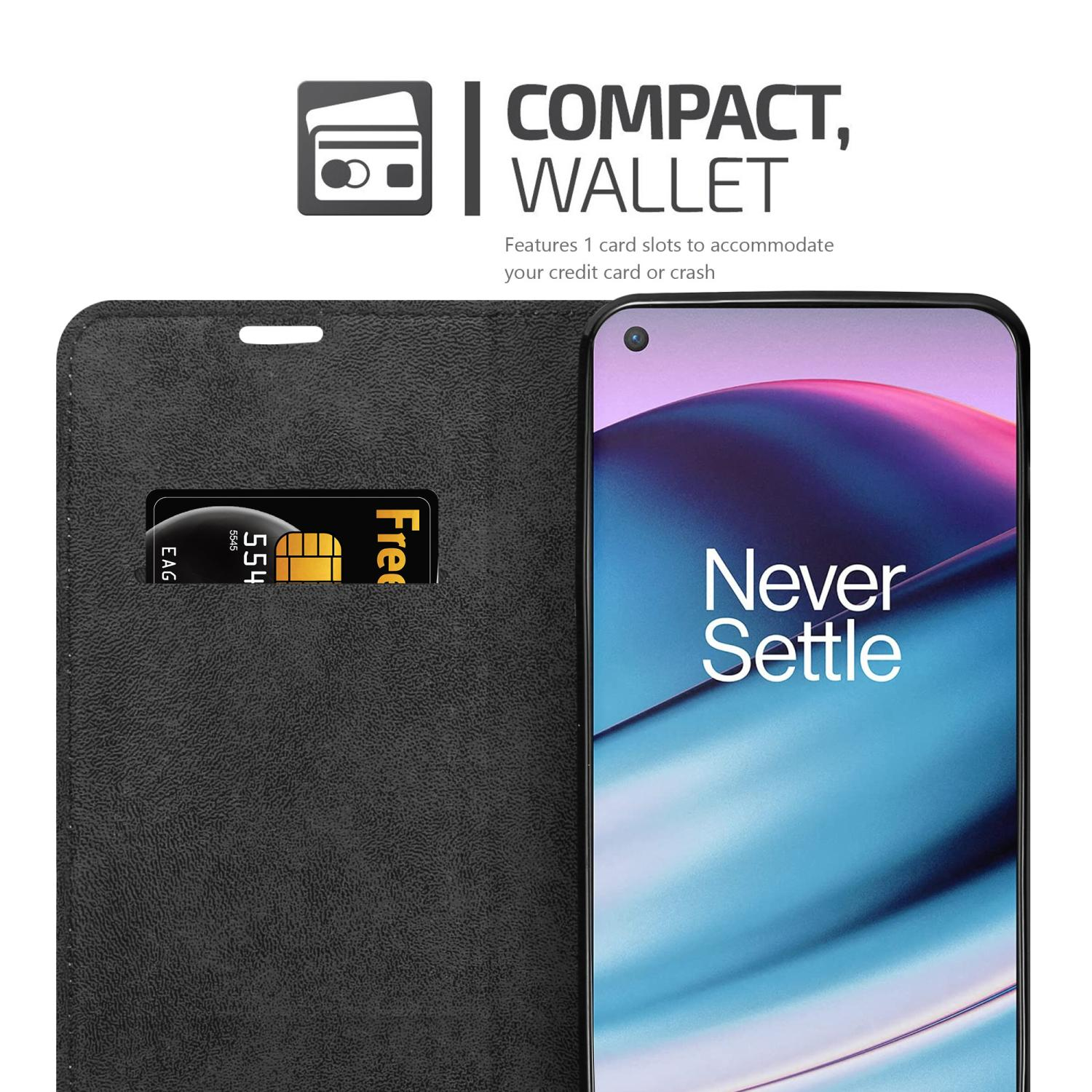 Una custodia nera per telefono con design a portafoglio. Una carta è inserita nello slot.