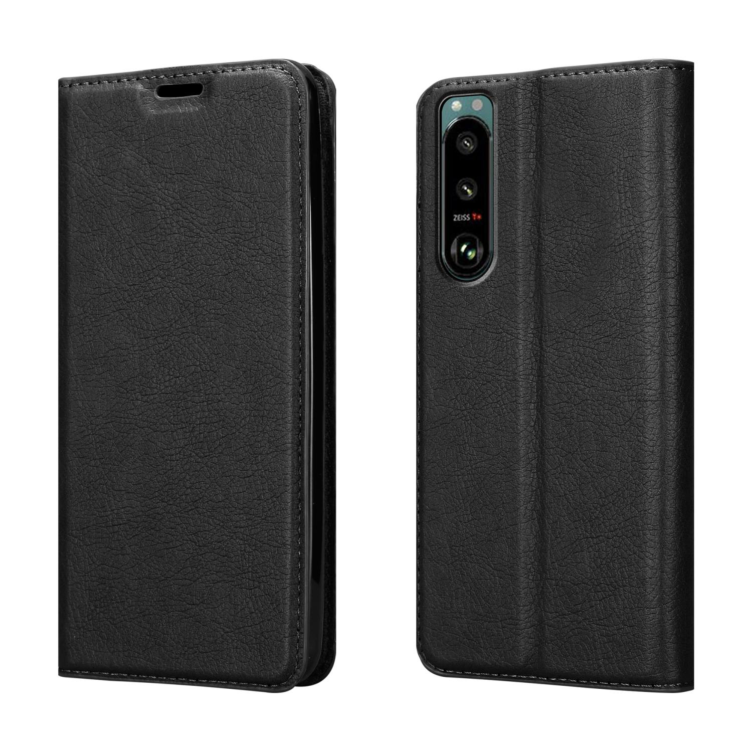 Custodia per telefono in pelle nera. Mostra la custodia chiusa e aperta. Presenta la configurazione della fotocamera del telefono Sony.
