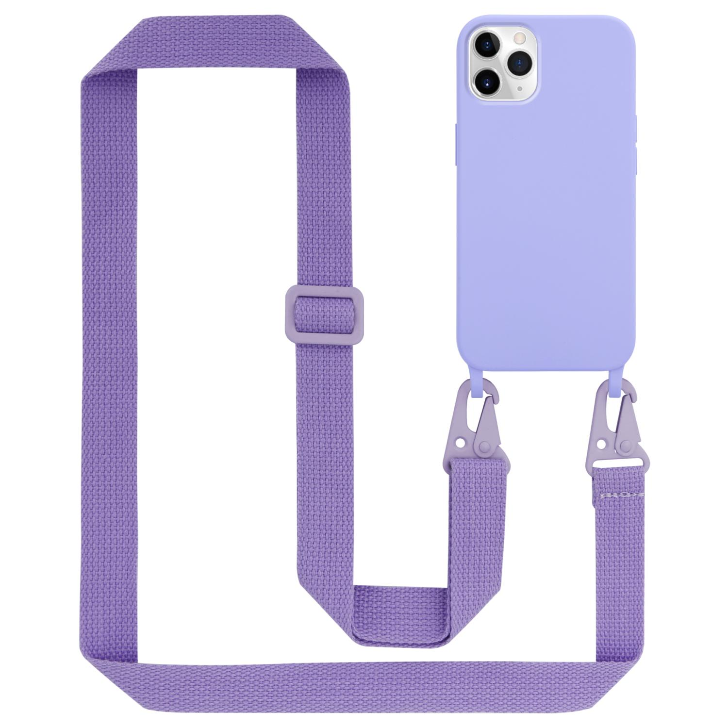 Lila Handyhülle mit Trageriemen. Das Telefon hat eine Kamera mit drei Linsen.