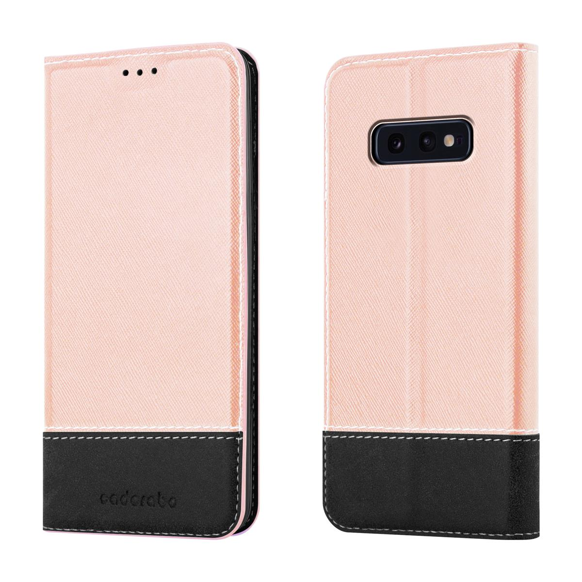 Una custodia per telefono rosa e nera, chiusa. È una custodia a portafoglio.