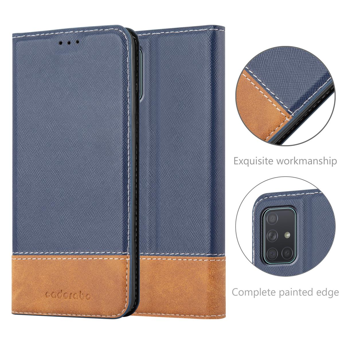 Una custodia per telefono blu e marrone è aperta, rivelando un telefono. La custodia ha un design cucito e un bordo completamente verniciato.