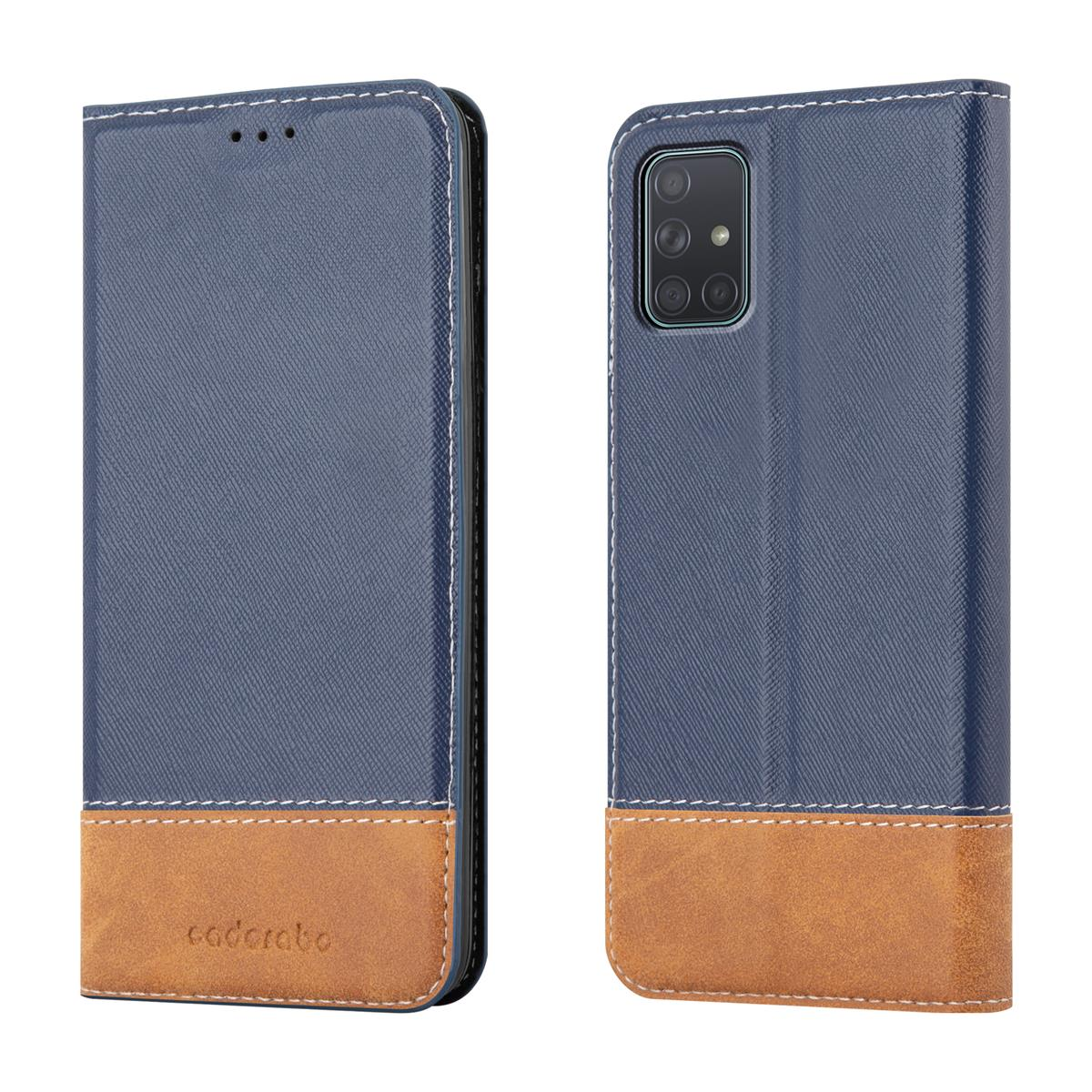Custodia per telefono blu e marrone chiusa, con cuciture bianche. Il telefono è all'interno.