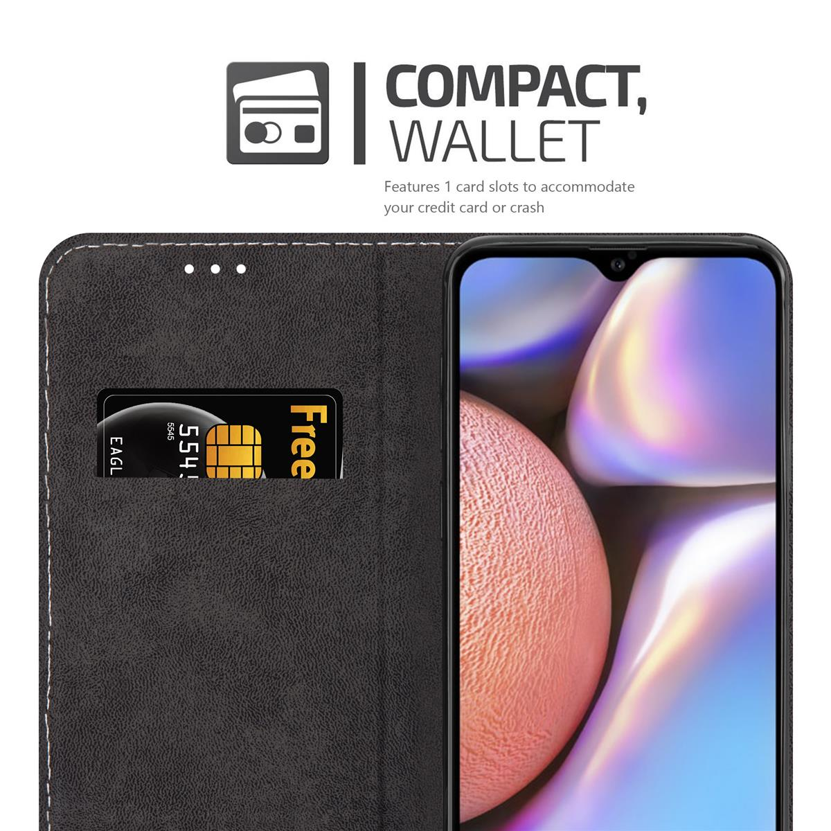 Una custodia nera per telefono con design a portafoglio. Una carta è inserita nello slot, telefono visibile.