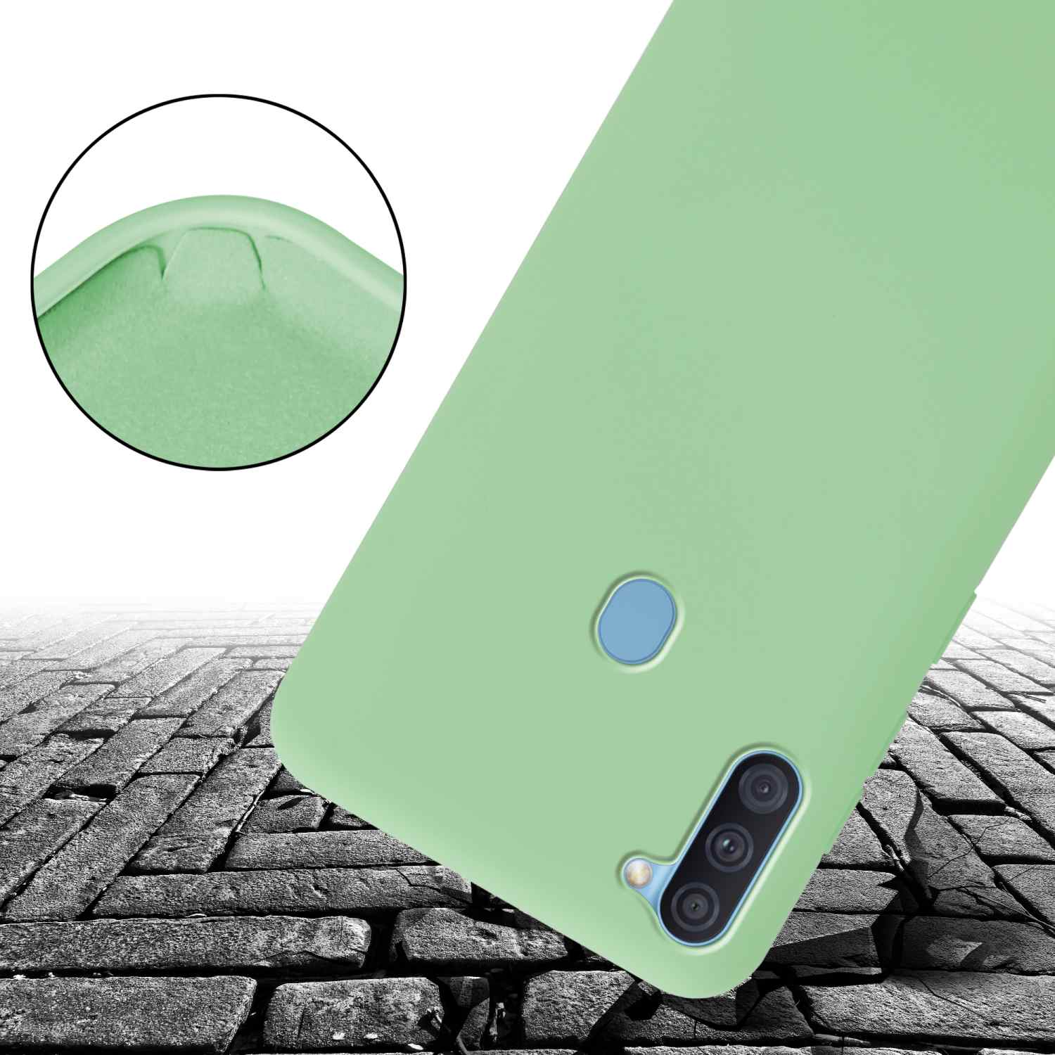 Custodia per telefono verde chiaro, con un ritaglio per la fotocamera e un dettaglio circolare. La custodia sembra essere su una superficie di mattoni.