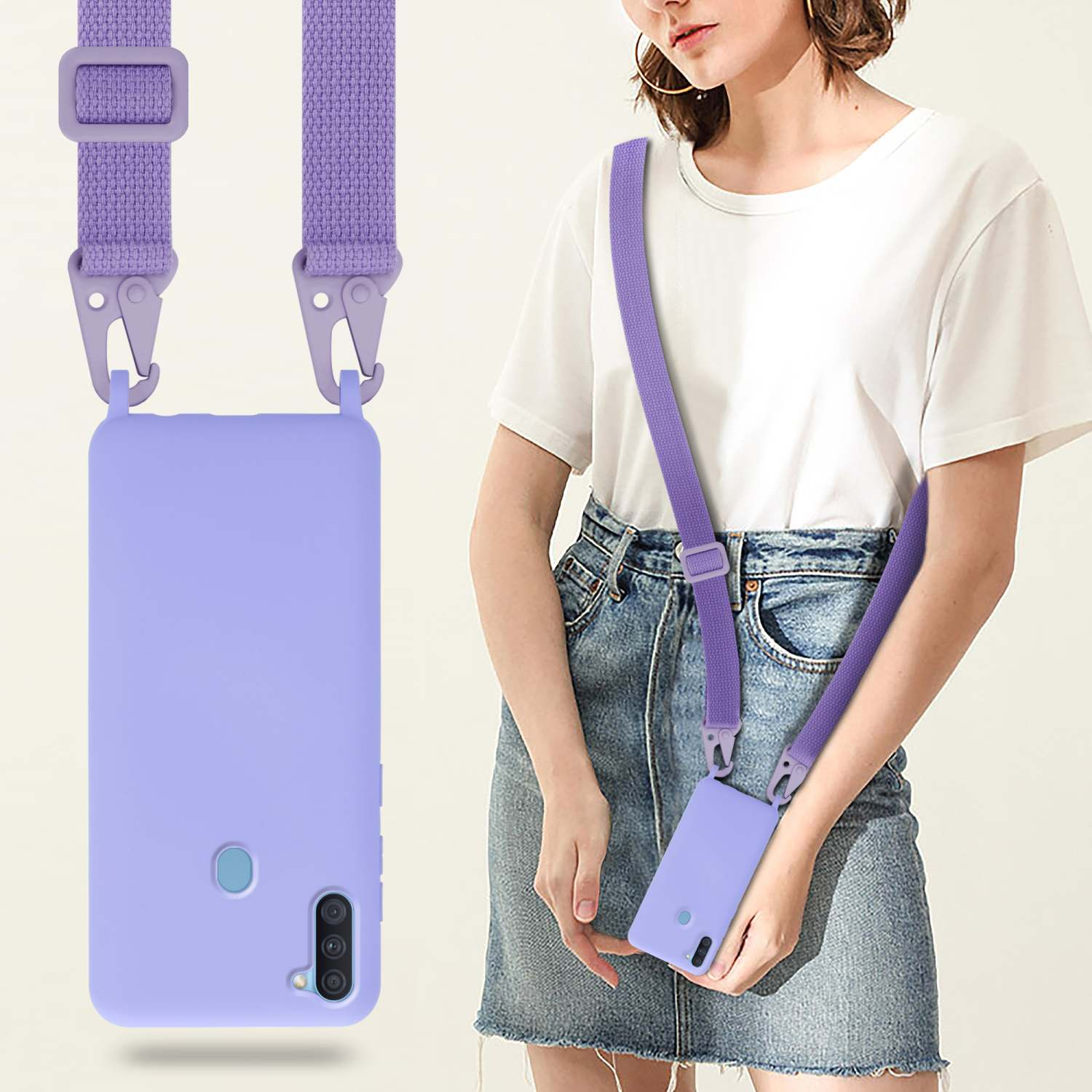 Una donna indossa una maglietta bianca e una gonna di jeans con un telefono e un cinturino lilla.