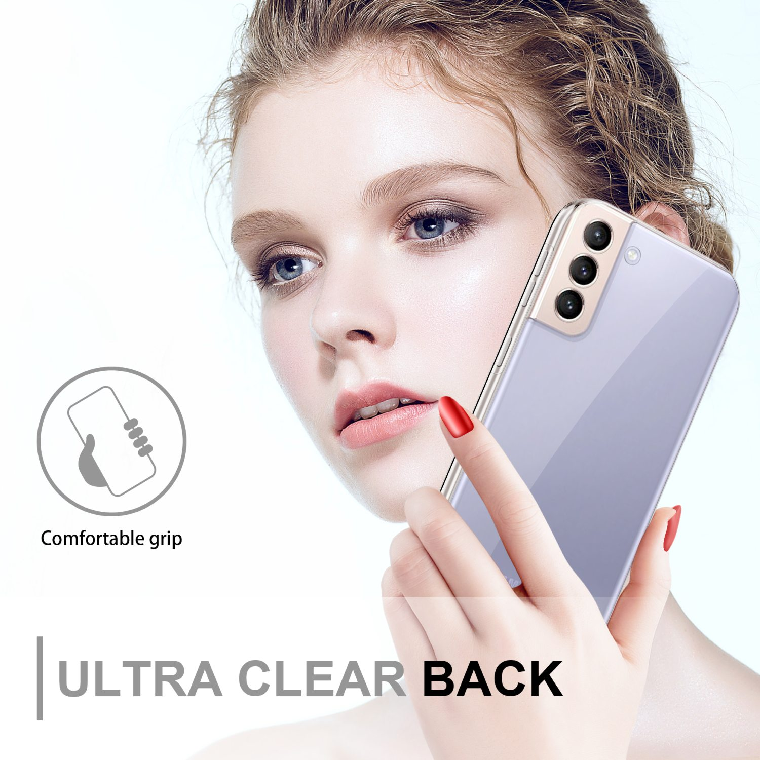 Donna che tiene una custodia trasparente per telefono con un telefono a tripla fotocamera.