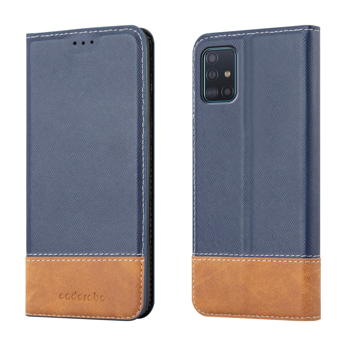Custodia per telefono blu e marrone aperta. La custodia ha un design cucito. Il retro del telefono è visibile.