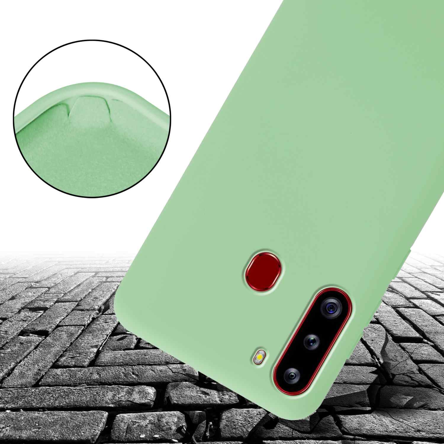 Una custodia per telefono verde, angolata con una fotocamera a tre lenti, contro una superficie di pietra screpolata.