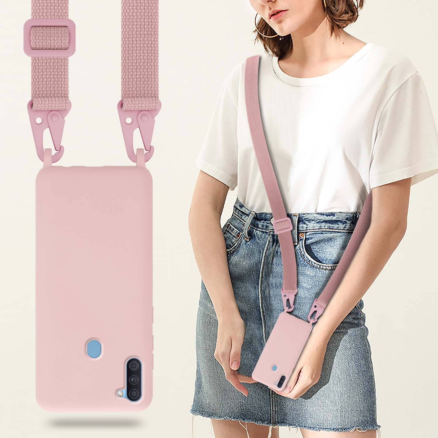 Una donna indossa una custodia per telefono rosa con un cinturino rosa. Il telefono è appeso al petto.