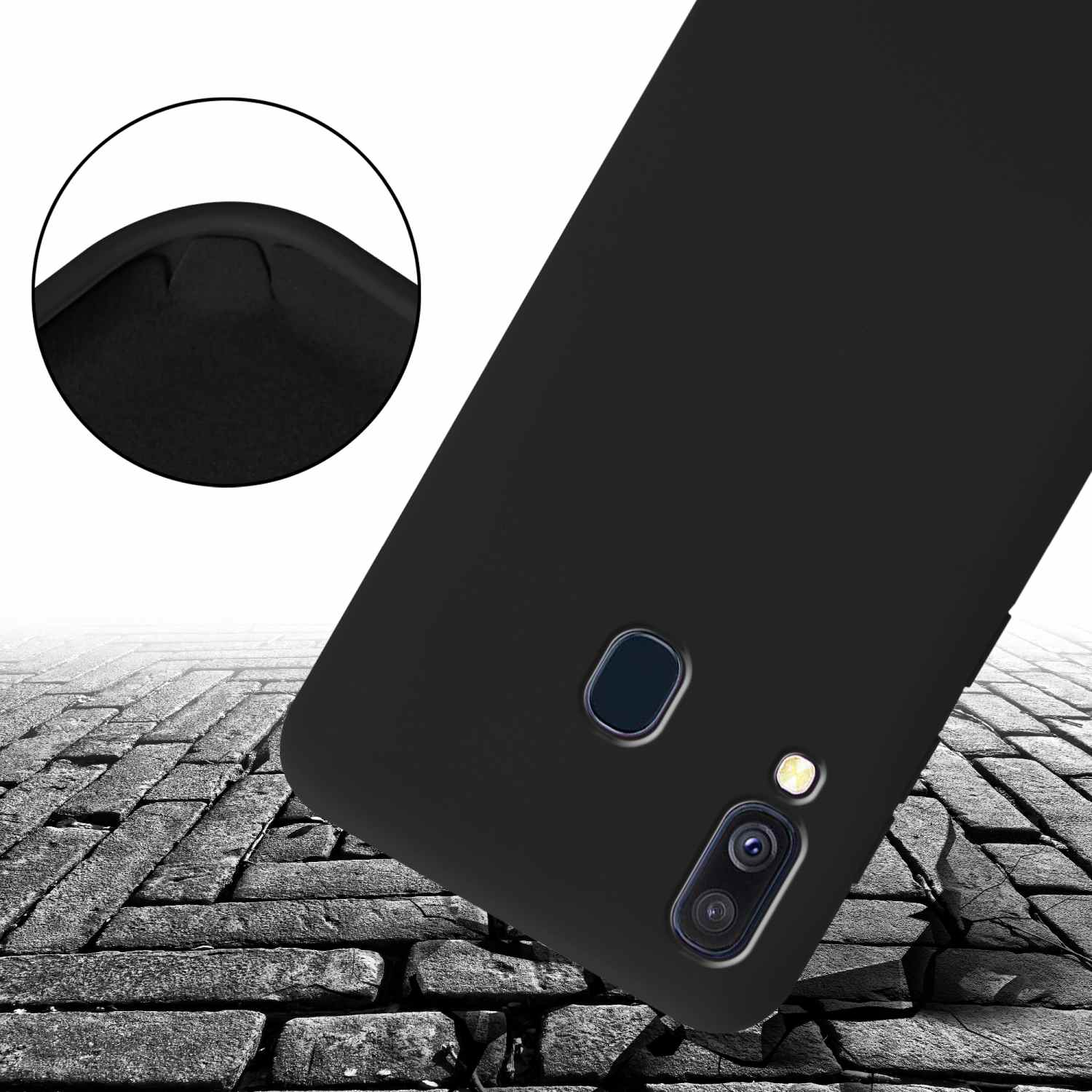 Una custodia nera per telefono su una superficie di mattoni. Il telefono ha una fotocamera e un flash. La superficie è incrinata.