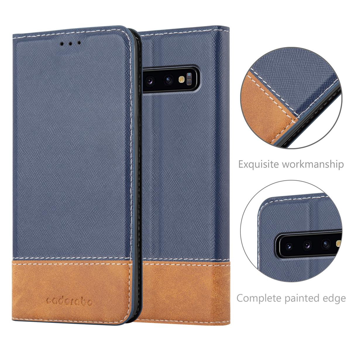 Viene mostrata una custodia blu e marrone per telefono. Ha una consistenza simile alla pelle e una chiusura magnetica.