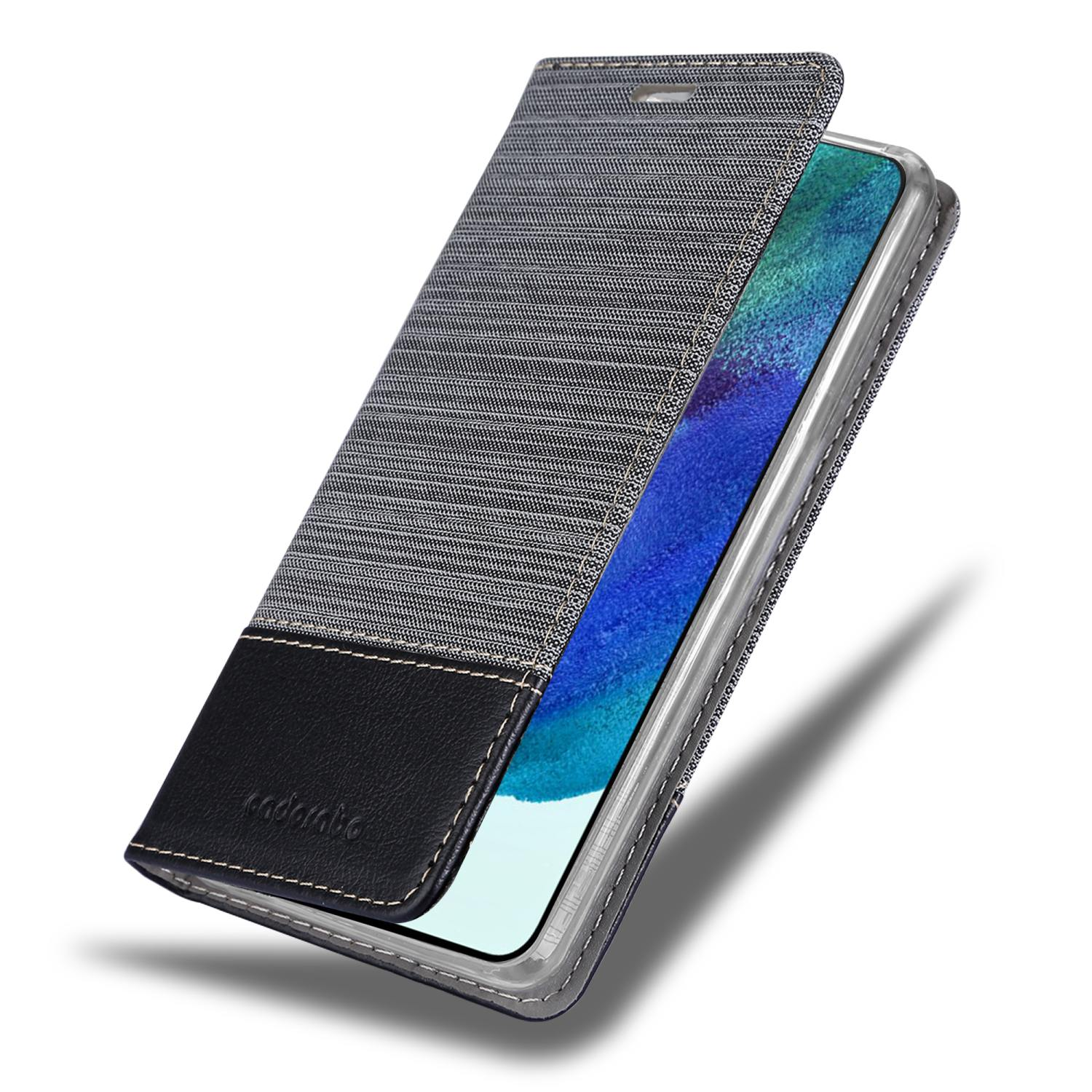 Eine Handyhülle aus grauem Stoff und schwarzem Leder. Das Telefon ist durch die offene Hülle sichtbar.