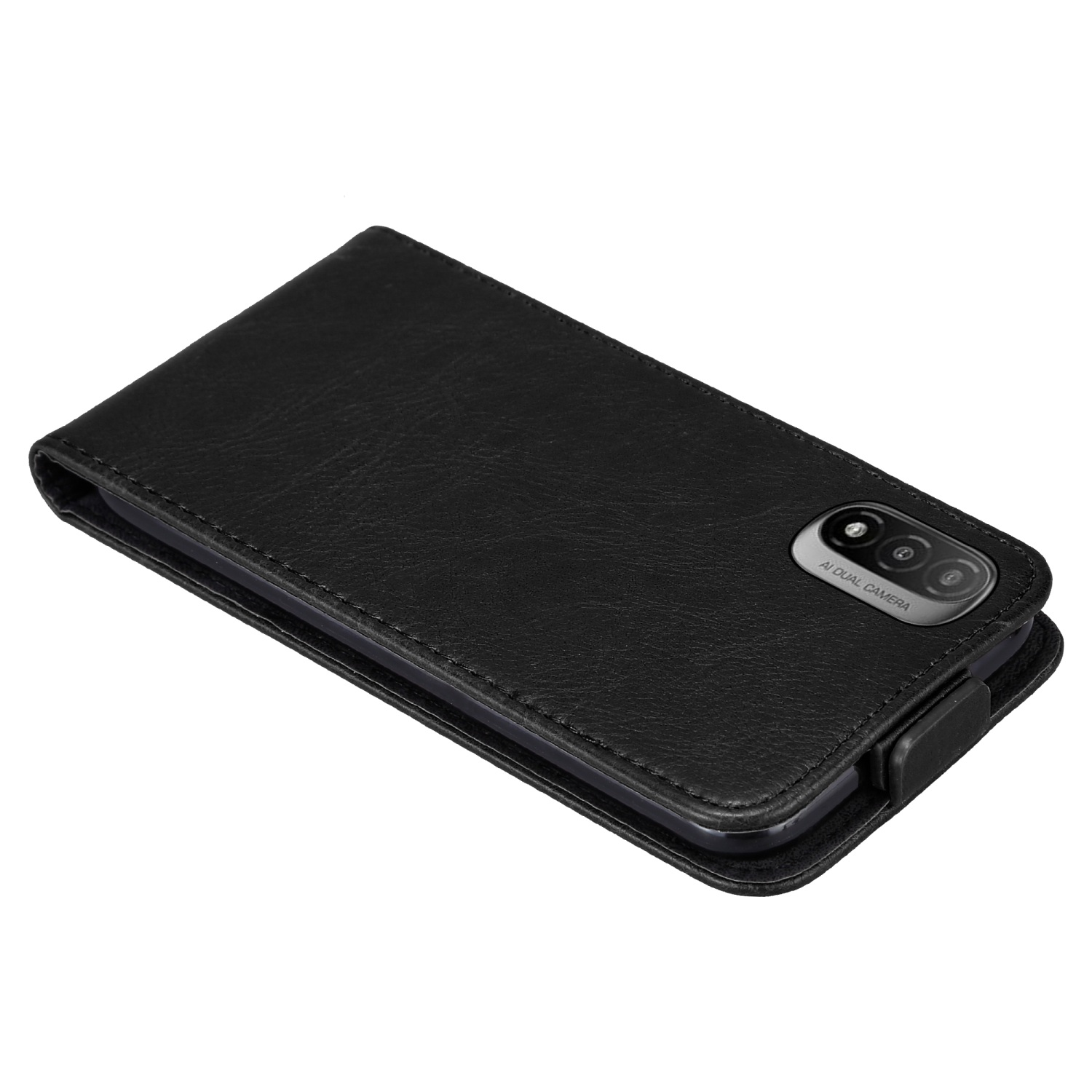 Custodia nera per telefono, chiusa, su superficie bianca. Fotocamera visibile in alto. Vista angolata, texture pelle.
