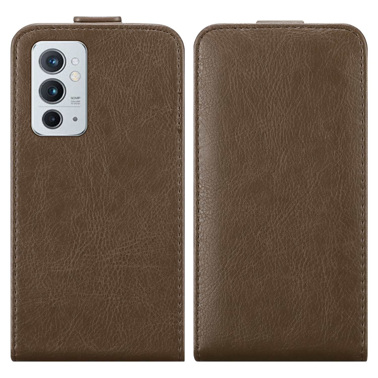 Due lati di una custodia per telefono marrone. La custodia è chiusa. La custodia ha una trama in pelle. La custodia ha un foro per la fotocamera sul retro.