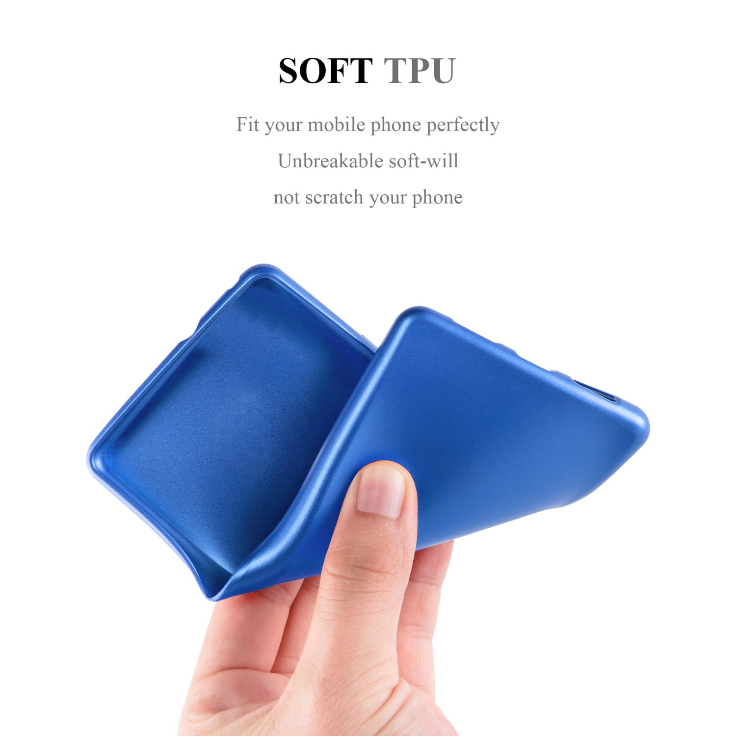 Se sostiene una funda de teléfono azul. La funda es suave y flexible, mostrando la parte posterior del teléfono.