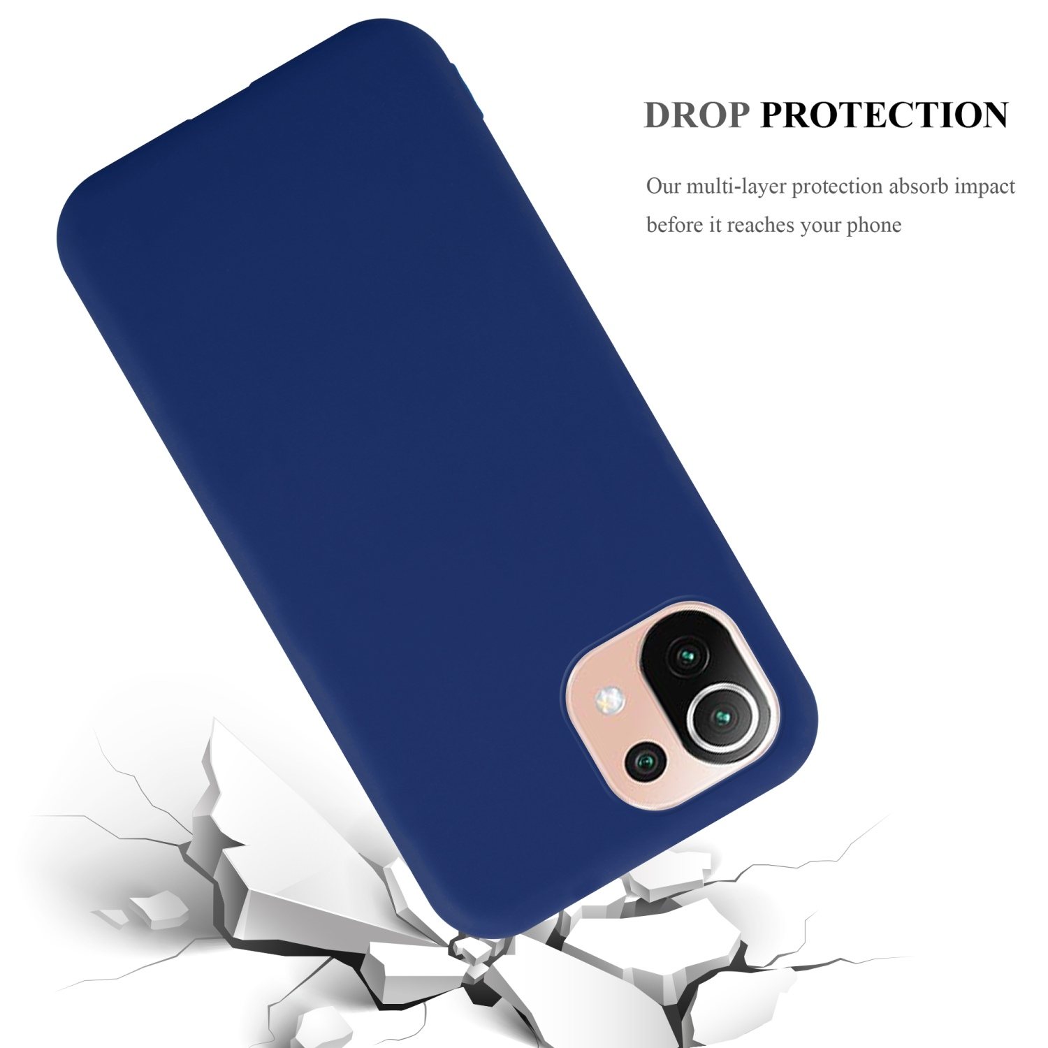 Custodia blu per telefono, telefono all'interno. La custodia è su terreno incrinato. Concetto di protezione dalle cadute.
